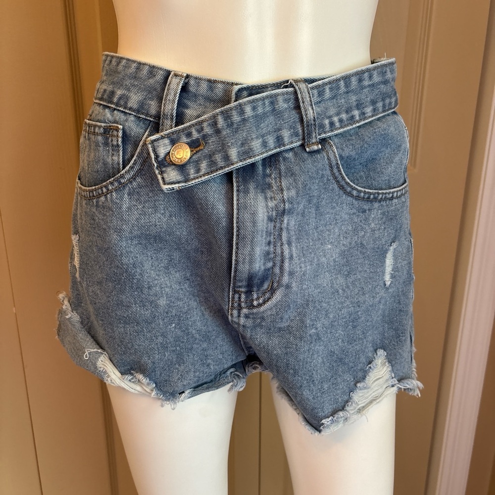 Asymmetrical closure denim shorts